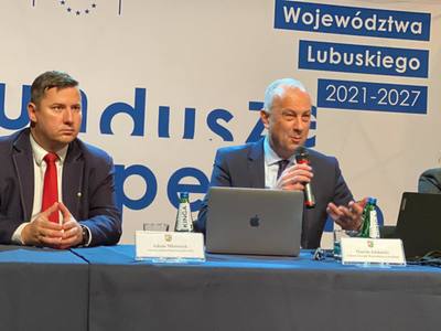 Członek zarządu województwa, Marcin Jabłoński (przy mikrofonie) podczas konsultacji projektu programu Fundusze Europejskie Województwa Lubuskiego 2021-2027, które odbyły się w Świebodzińskim Domu Kultury
