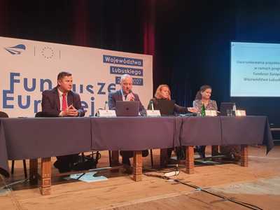 Członek zarządu województwa, Marcin Jabłoński (przy mikrofonie) podczas konsultacji projektu programu Fundusze Europejskie Województwa Lubuskiego 2021-2027, które odbyły się w Świebodzińskim Domu Kultury