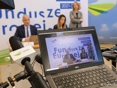 Członek zarządu województwa, Marcin Jabłoński podczas konsultacji projektu programu Fundusze Europejskie Województwa Lubuskiego 2021-2027, które odbyły się formule online. Obok (siedzi) dyr. Departamentu Zarządzania Regionalnym Programem Operacyjnym, Sylwia Pędzińska.