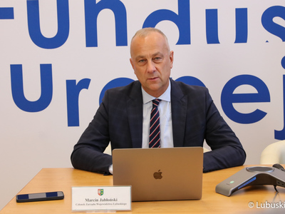 Członek zarządu województwa, Marcin Jabłoński podczas konsultacji projektu programu Fundusze Europejskie Województwa Lubuskiego 2021-2027, które odbyły się formule online. 