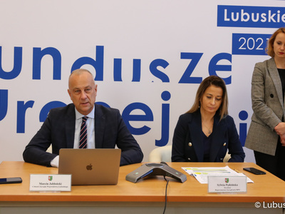 Członek zarządu województwa, Marcin Jabłoński podczas konsultacji projektu programu Fundusze Europejskie Województwa Lubuskiego 2021-2027, które odbyły się formule online. Obok (siedzi) dyr. Departamentu Zarządzania Regionalnym Programem Operacyjnym, Sylwia Pędzińska.
