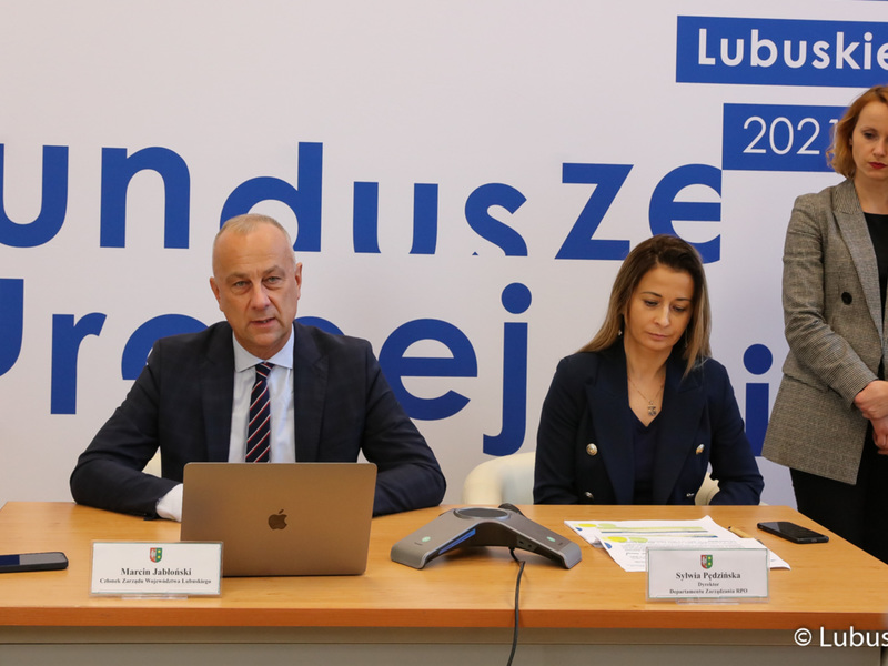 Członek zarządu województwa, Marcin Jabłoński podczas konsultacji projektu programu Fundusze Europejskie Województwa Lubuskiego 2021-2027, które odbyły się formule online. Obok (siedzi) dyr. Departamentu Zarządzania Regionalnym Programem Operacyjnym, Sylwia Pędzińska.