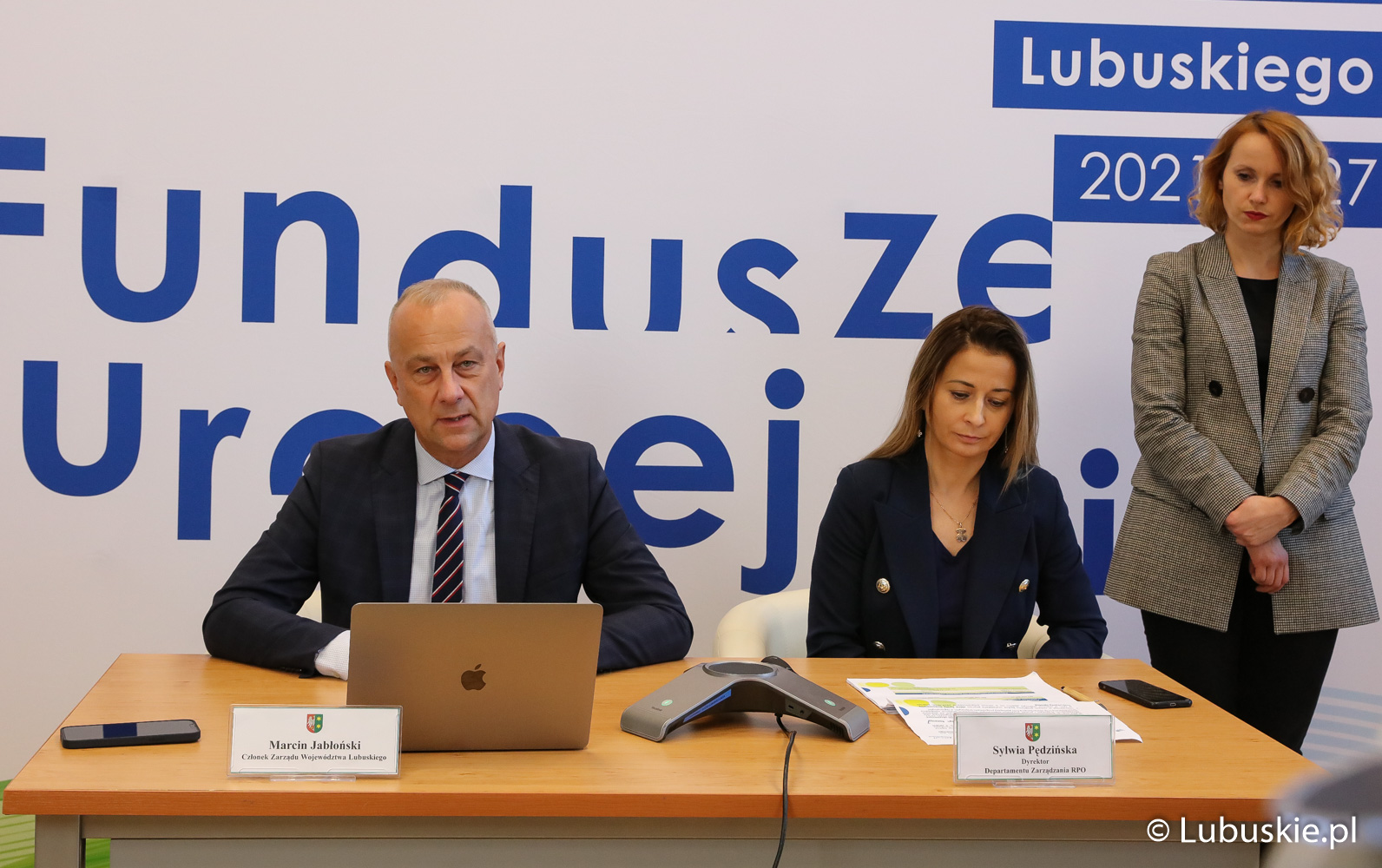 Członek zarządu województwa, Marcin Jabłoński podczas konsultacji projektu programu Fundusze Europejskie Województwa Lubuskiego 2021-2027, które odbyły się formule online. Obok (siedzi) dyr. Departamentu Zarządzania Regionalnym Programem Operacyjnym, Sylwia Pędzińska.