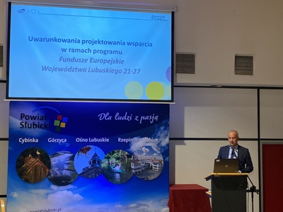 Członek Zarządu Województwa Lubuskiego, Marcin Jabłoński, podczas spotkania opowiedział o możliwościach, jakie niosą za sobą unijne fundusze, podając także przykłady już zrealizowanych za nie zadań na terenie powiatu słubickiego.