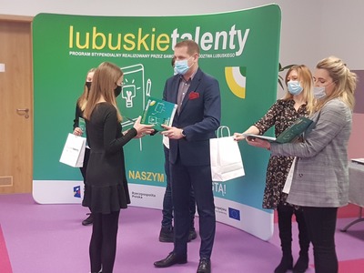 Uczniom z powiatu gorzowskiego pogratulował wicemarszałek Łukasz Porycki. - Życzę Wam powodzenia oraz wytrwałości w dążeniu do wiedzy - mówił.