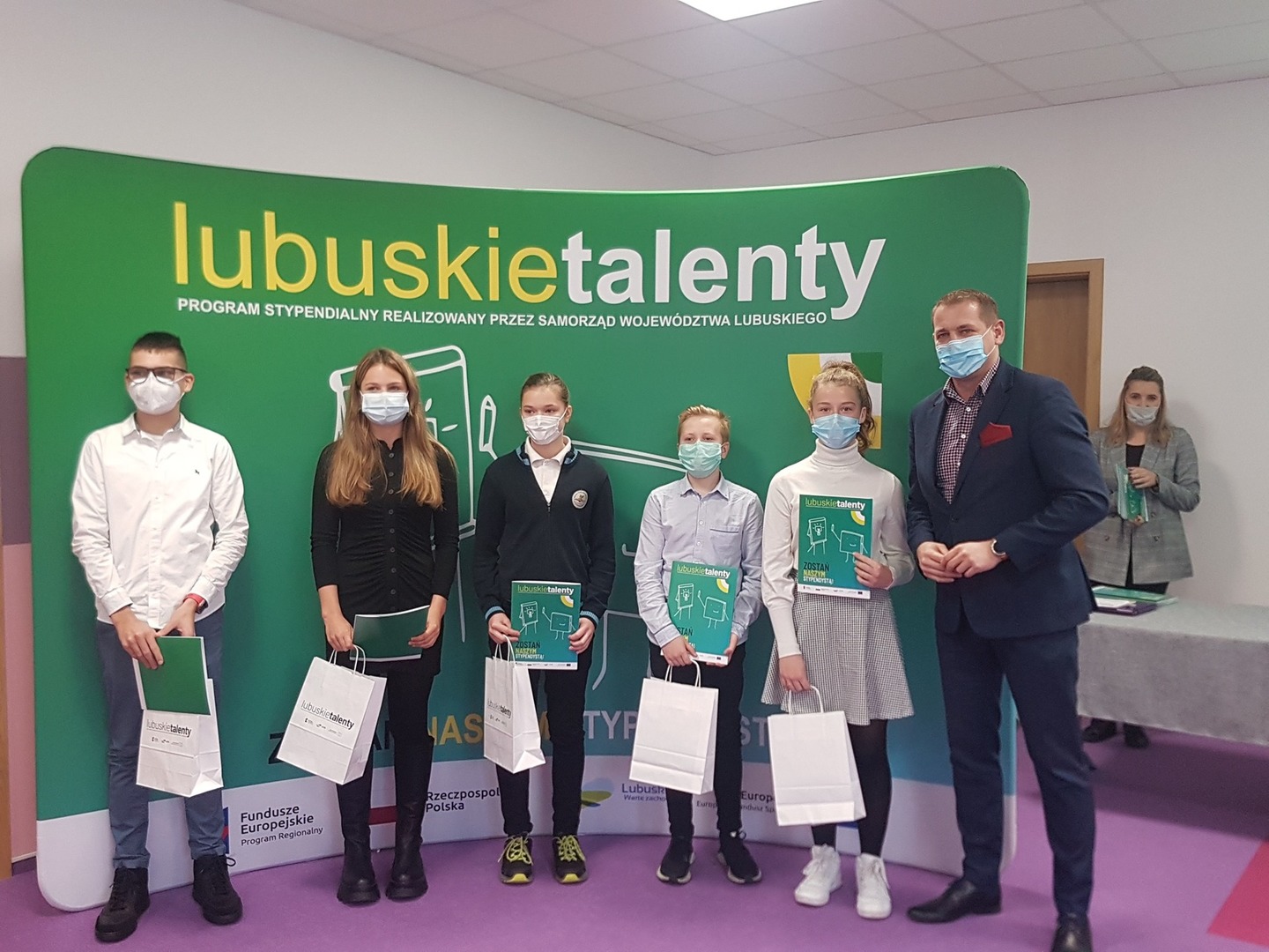 W poniedziałek w Gorzowie wręczono decyzję o przyznaniu stypendiów w ramach programu Lubuskie Talenty. Uczniom pogratulował wicemarszałek Łukasz Porycki. - Życzę Wam powodzenia oraz wytrwałości w dążeniu do wiedzy - mówił.