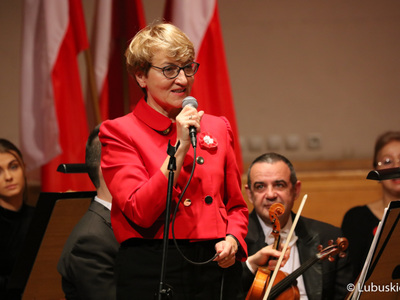 Wystąpienie Marszałek Elżbiety Anny Polak podczas Koncertu Symfonicznego dla Niepodległej, który odbył się w Filharmonii Zielonogórskiej ramach 30. edycji Festiwalu Smyczkowego Mistrzowie Polskiej Wiolinistyki.