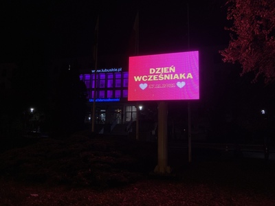 Budynek Urzędu marszałkowskiego Województwa Lubuskiego w Zielonej Górze w fioletowej poświacie