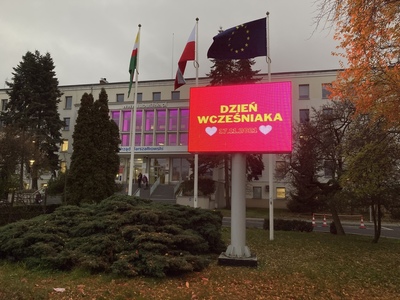 Budynek Urzędu marszałkowskiego Województwa Lubuskiego w Zielonej Górze w fioletowej poświacie