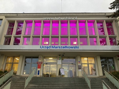 Budynek Urzędu marszałkowskiego Województwa Lubuskiego w Zielonej Górze w fioletowej poświacie