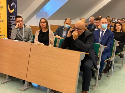 Uczestnicy konferencji naukowej pt. Wybrane aspekty rozwoju technologii odnawialnych źródeł energii w kontekście neutralności klimatycznej