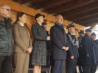 Członek zarządu woj. lubuskiego, Marcin Jabłoński podczas uroczystości przekazania dla OSP Trzebicz nowego wozu strażackiego 