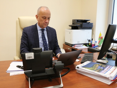Członek Zarządu Województwa, Marcin Jabłoński podczas wideokonferencji dot. stanu wdrażania środków europejskich przez regiony. 