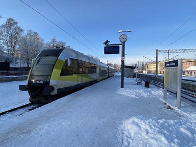 Pociąg Zielona Góra Gł. - Jelenia Góra na stacji końcowej.