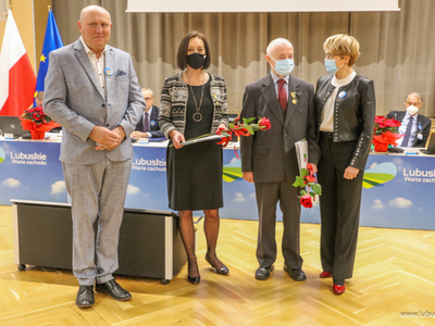 odznaczeni, marszałek Elżbieta Anna Polak oraz przewodniczący Wacław Maciuszonek