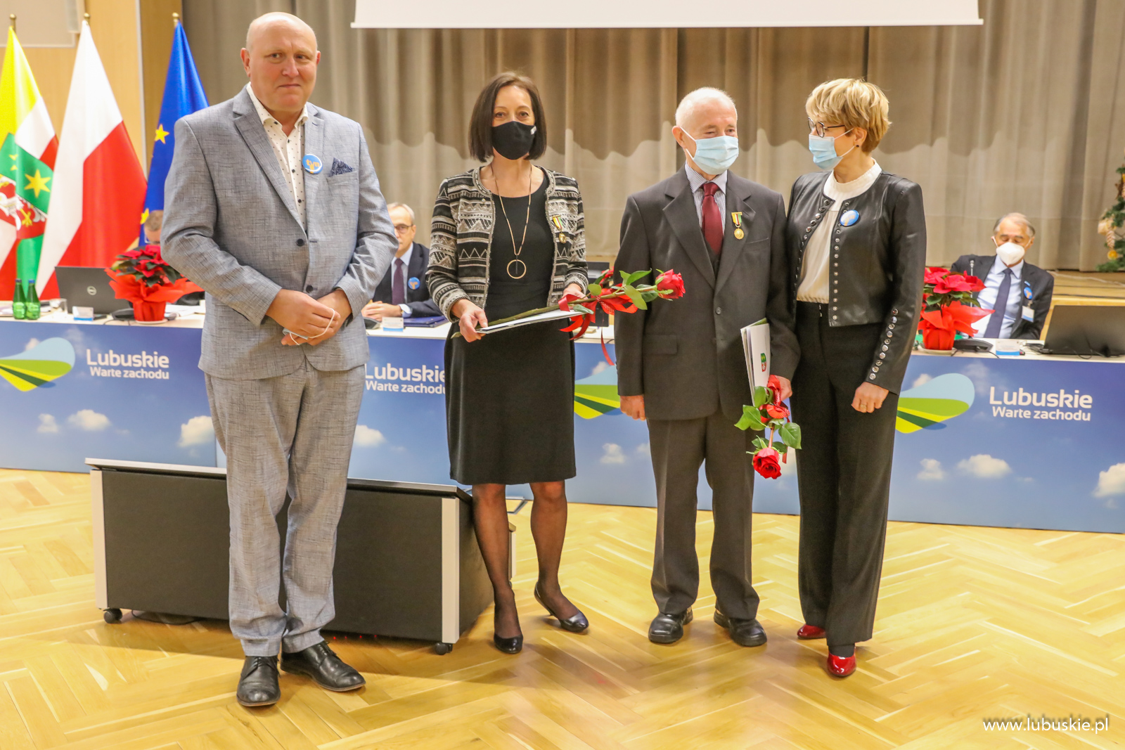 odznaczeni, marszałek Elżbieta Anna Polak oraz przewodniczący Wacław Maciuszonek