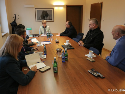 W spotkaniu z marszałek Elżbietą Anną Polak udział wzięli dr Jerzy Tutaj z Katedry Zarządzania Politechniki Wrocławskiej, przewodniczący Sejmiku Województwa Lubuskiego, Wacław Maciuszonek, radny woj. lubuskiego, Sławomir Kowal oraz dyr. Departamentu Rozwoju i Innowacji, Jarosław Flakowski wraz z zastępcami, Joanną Malon i Magdaleną Balak-Hryńkiewicz.

