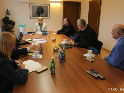 W spotkaniu z marszałek Elżbietą Anną Polak udział wzięli dr Jerzy Tutaj z Katedry Zarządzania Politechniki Wrocławskiej, przewodniczący Sejmiku Województwa Lubuskiego, Wacław Maciuszonek, radny woj. lubuskiego, Sławomir Kowal oraz dyr. Departamentu Rozwoju i Innowacji, Jarosław Flakowski wraz z zastępcami, Joanną Malon i Magdaleną Balak-Hryńkiewicz.

