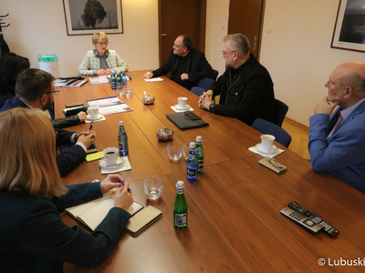 W spotkaniu z marszałek Elżbietą Anną Polak udział wzięli dr Jerzy Tutaj z Katedry Zarządzania Politechniki Wrocławskiej, przewodniczący Sejmiku Województwa Lubuskiego, Wacław Maciuszonek, radny woj. lubuskiego, Sławomir Kowal oraz dyr. Departamentu Rozwoju i Innowacji, Jarosław Flakowski wraz z zastępcami, Joanną Malon i Magdaleną Balak-Hryńkiewicz.