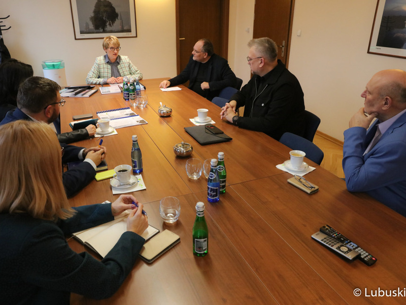 W spotkaniu z marszałek Elżbietą Anną Polak udział wzięli dr Jerzy Tutaj z Katedry Zarządzania Politechniki Wrocławskiej, przewodniczący Sejmiku Województwa Lubuskiego, Wacław Maciuszonek, radny woj. lubuskiego, Sławomir Kowal oraz dyr. Departamentu Rozwoju i Innowacji, Jarosław Flakowski wraz z zastępcami, Joanną Malon i Magdaleną Balak-Hryńkiewicz.