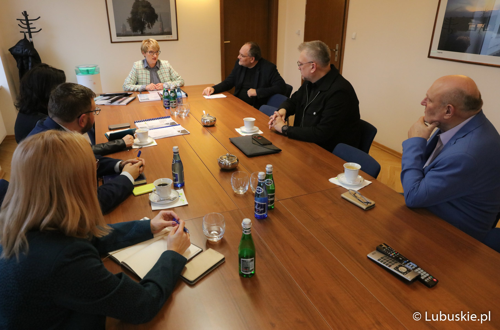 W spotkaniu z marszałek Elżbietą Anną Polak udział wzięli dr Jerzy Tutaj z Katedry Zarządzania Politechniki Wrocławskiej, przewodniczący Sejmiku Województwa Lubuskiego, Wacław Maciuszonek, radny woj. lubuskiego, Sławomir Kowal oraz dyr. Departamentu Rozwoju i Innowacji, Jarosław Flakowski wraz z zastępcami, Joanną Malon i Magdaleną Balak-Hryńkiewicz.