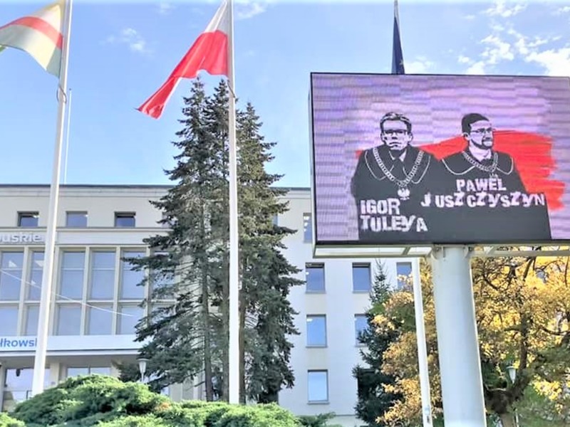 Na billboardzie przed Urzędem Marszałkowskim Województwa Lubuskiego wyświetlane są portrety Pawła Juszczyszyna i Igora Tulei, którymi okazujemy wsparcie sędziom i prokuratorom represjonowanym za niezależność w decyzjach procesowych, niezawisłość orzeczniczą