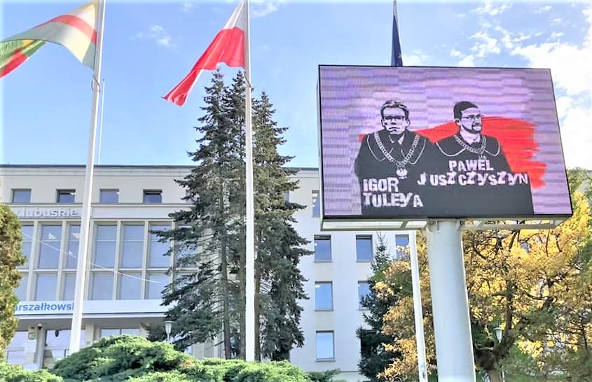Na billboardzie przed Urzędem Marszałkowskim Województwa Lubuskiego wyświetlane są portrety Pawła Juszczyszyna i Igora Tulei, którymi okazujemy wsparcie sędziom i prokuratorom represjonowanym za niezależność w decyzjach procesowych, niezawisłość orzeczniczą