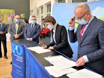 Ekoenergetyka – Polska S.A. – reprezentowana przez prezes zarządu Dagmarę Dudę – otrzymała na projekt „Budowa nowego laboratorium i uruchomienie centrum certyfikacyjnego systemów ładowania w zakresie IT” dofinansowanie w kwocie 4 500 000 zł. 