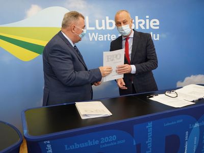 „Żwir-Bud” Sp. z o. o. – reprezentowana przez prezesa zarządu Janusza Zuzę – otrzymała na projekt Zastosowanie innowacyjnych rozwiązań w produkcji wysokiej jakości betonu o właściwościach fotokatalitycznych poprzez wdrożenie wyników prac badawczo-rozwojowych w Spółce ”Żwir-Bud” Sp. z o. o.” otrzymała dofinansowanie w kwocie 3 028 059,30 zł. 