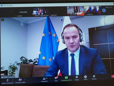 O wspólnej walce z pandemią mówił m.in. Radosław Brodzik, dyrektor Biura Współpracy z Zagranicą UMWL