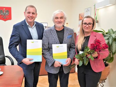 Uczestnicy spotkania: wicemarszałek województwa lubuskiego Łukasz Porycki, dyrektor Biblioteki Norwida dr Andrzej Buck i zastępca dyrektora Departamentu Infrastruktury Społecznej Tatiana Janiak
