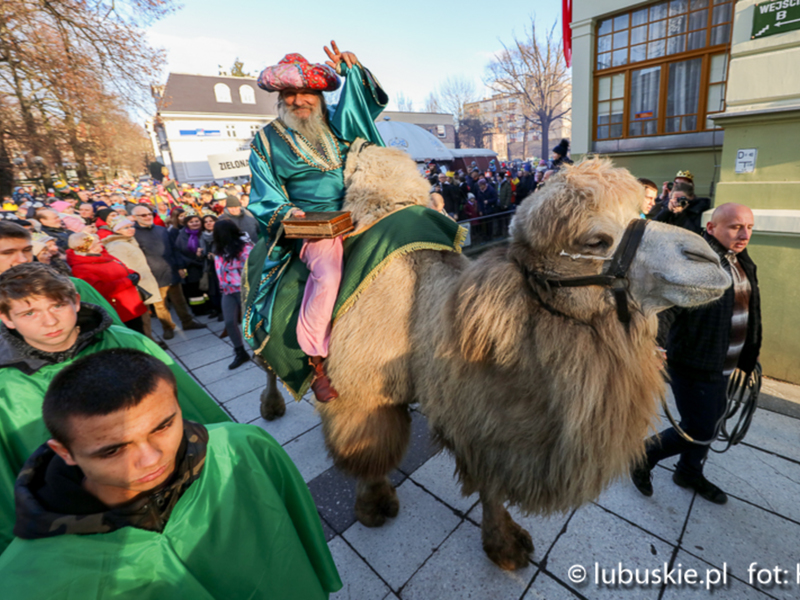 W czwartek, 6 stycznia 2022 roku, Lubuski Orszak Trzech Króli tradycyjnie zielonogórskim deptakiem dotrze na Stary Rynek 