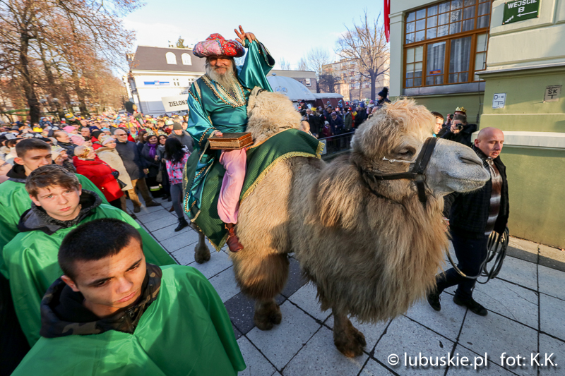 W czwartek, 6 stycznia 2022 roku, Lubuski Orszak Trzech Króli tradycyjnie zielonogórskim deptakiem dotrze na Stary Rynek 