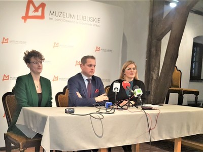 Wicemarszałek województwa lubuskiego Łukasz Porycki w poniedziałek, 10 stycznia 2022 r. uczestniczył w konferencji prasowej, którą zorganizowano w Spichlerzu – filii Muzeum Lubuskiego im. Jana Dekerta w Gorzowie Wlkp.