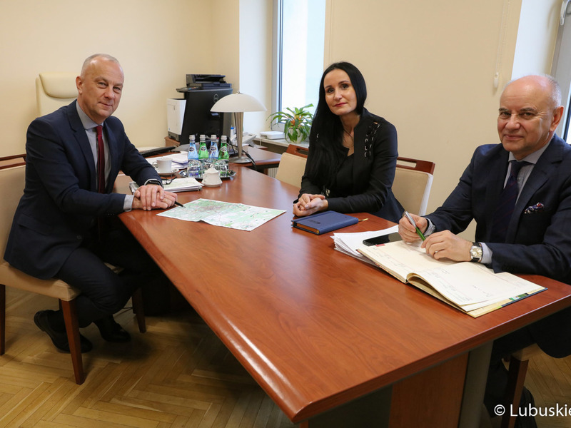Członek zarządu woj. lubuskiego, Marcin Jabłoński (z lewej), wójt Gminy Nowa Sól, Izabela Bojko oraz dyr Departamentu Programów Regionalnych, Marek Kamiński podczas środowego spotkania 
