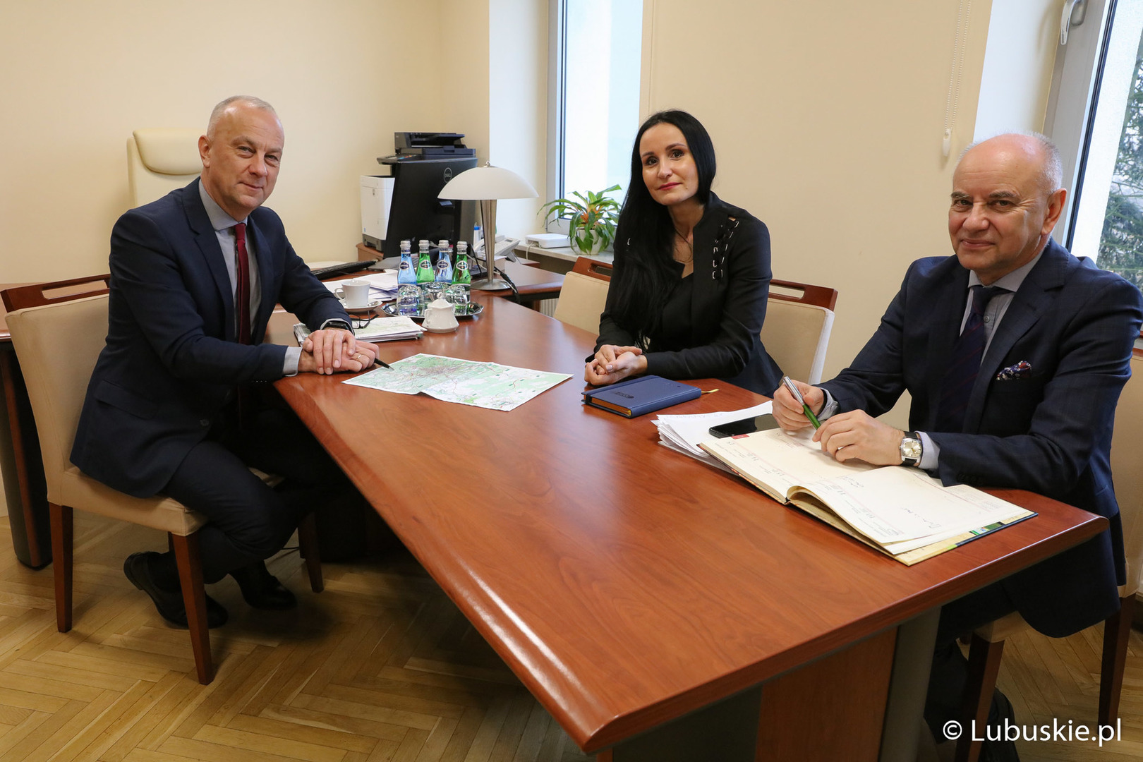 Członek zarządu woj. lubuskiego, Marcin Jabłoński (z lewej), wójt Gminy Nowa Sól, Izabela Bojko oraz dyr Departamentu Programów Regionalnych, Marek Kamiński podczas środowego spotkania 
