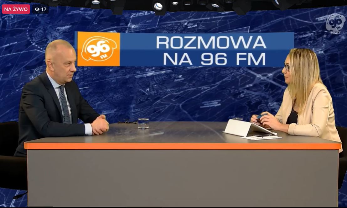Członek Zarządu Województwa Lubuskiego, Marcin Jabłoński i Kaja Rostkowska podczas rozmowy na antenie Radia Index.
