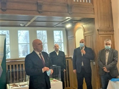 Dom Praktyk Twórczych powstał w ramach projektu „Miejsca Pamięci Odry i Warty”, dofinansowanego w ramach Programu Współpracy INTERREG V A Brandenburgia – Polska 2014-2020, którego partnerami są: Stadt/Miasto Seelow (BW), Miasto Kostrzyn nad Odrą, Gmina Słońsk. Dofinansowanie (EFRR): 3.772.951.77 EUR. 