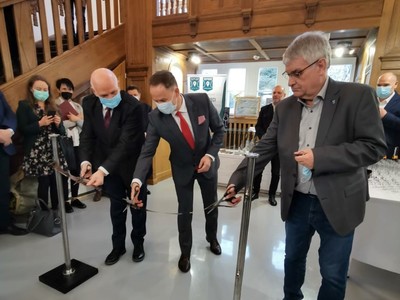 Dom Praktyk Twórczych powstał w ramach projektu „Miejsca Pamięci Odry i Warty”, dofinansowanego w ramach Programu Współpracy INTERREG V A Brandenburgia – Polska 2014-2020, którego partnerami są: Stadt/Miasto Seelow (BW), Miasto Kostrzyn nad Odrą, Gmina Słońsk. Dofinansowanie (EFRR): 3.772.951.77 EUR. 