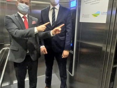 Podczas czwartkowego otwarcia Domu Praktyk Twórczych, dyrektor Biura Współpracy Zagranicznej i Europejskiej Współpracy Terytorialnej Urzędu Marszałkowskiego Woj. Lubuskiego Radosław Brodzik gratulował w imieniu marszałka samego projektu i jego wykonania. Mówił o owocnej współpracy z sąsiadami zza Odry. 
