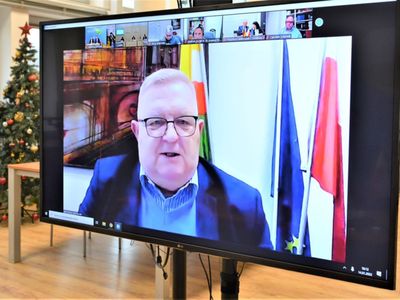 W piątkowej wideokonferencji na temat „Partnerstwo w czasie koronakryzysu – rezyliencja kryzysowa w transgranicznym polsko-niemieckim obszarze powiązań” wzięli udział m.in. Minister Finansów i Europy Landu Brandenburgia Katrin Lange i członek Zarządu Województwa Lubuskiego Tadeusz Jędrzejczak. 

