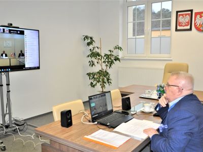 W piątkowej wideokonferencji na temat „Partnerstwo w czasie koronakryzysu – rezyliencja kryzysowa w transgranicznym polsko-niemieckim obszarze powiązań” wzięli udział m.in. Minister Finansów i Europy Landu Brandenburgia Katrin Lange i członek Zarządu Województwa Lubuskiego Tadeusz Jędrzejczak. 

