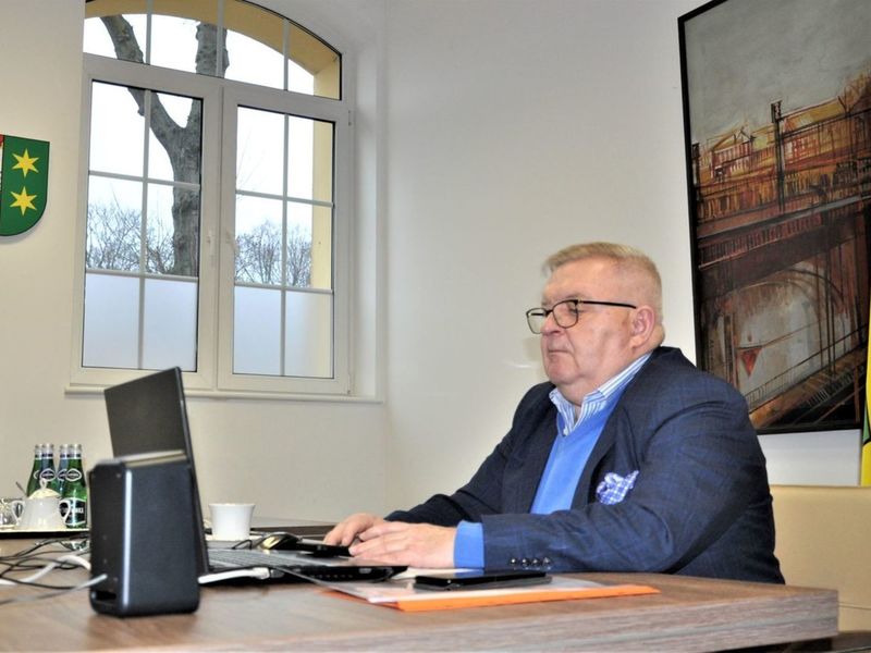 W piątkowej wideokonferencji na temat „Partnerstwo w czasie koronakryzysu – rezyliencja kryzysowa w transgranicznym polsko-niemieckim obszarze powiązań” wzięli udział m.in. Minister Finansów i Europy Landu Brandenburgia Katrin Lange i członek Zarządu Województwa Lubuskiego Tadeusz Jędrzejczak. 

