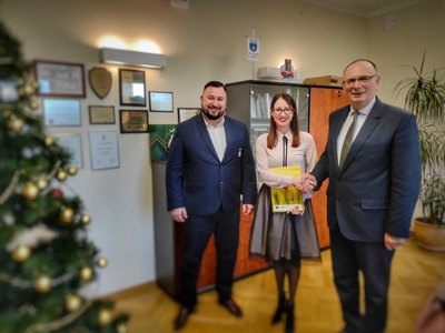 Wicemarszałek Stanisław Tomczyszyn (z prawej), wójt Gminy Świdnica Izabela Mazurkiewicz oraz dyr departamentu Programów Rozwoju Obszarów Wiejskich Arkadiusz Dąbrowski