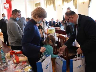 Wicemarszałek Stanisław Tomczyszyn wita w Szprotawie rodaków z Kazachstanu