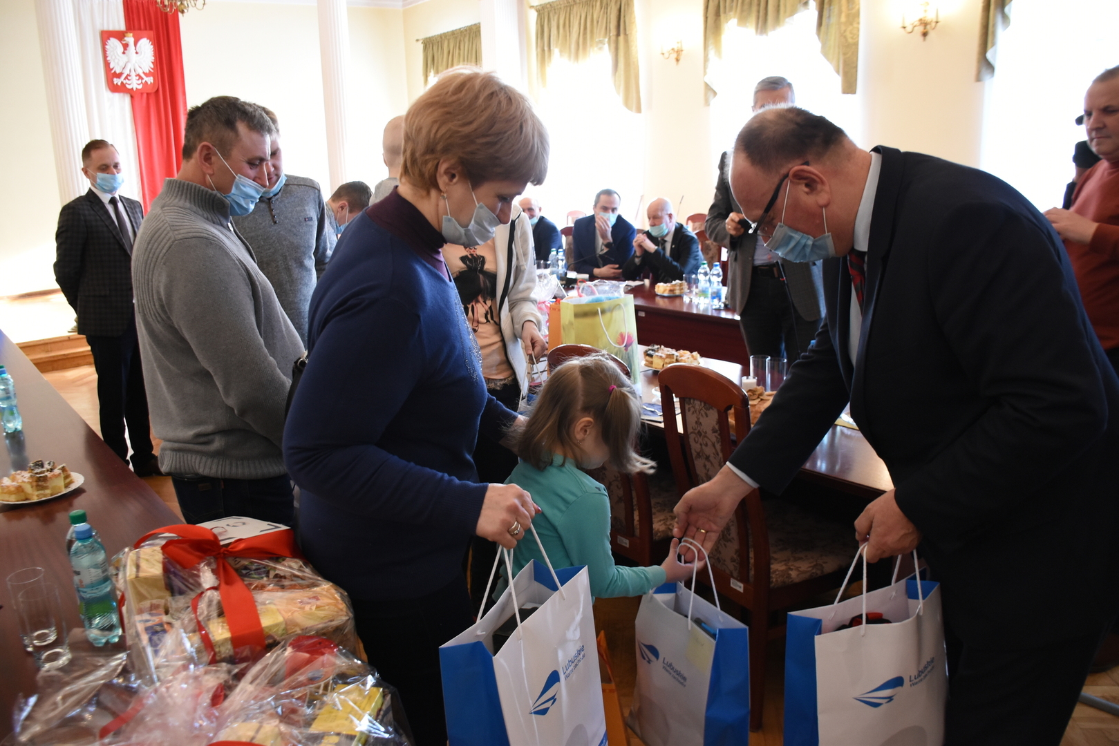 Wicemarszałek Stanisław Tomczyszyn wita w Szprotawie rodaków z Kazachstanu 