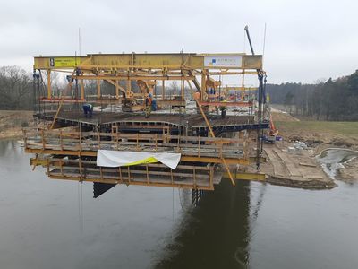 Stan na połowę stycznia 2022 r. Już niewiele brakuje, by nad Odrą zawisła pełna konstrukcja przęsła nurtowego budowanego w Milsku mostu. 