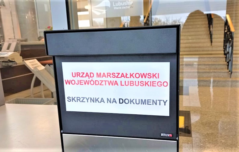 W przypadku braku możliwości złożenia pisma w formie elektronicznej - można je składać w wersji papierowej, korzystając ze specjalnych pojemników umiejscowionych we wszystkich lokalizacjach Urzędu Marszałkowskiego