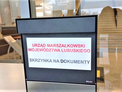 W przypadku braku możliwości złożenia pisma w formie elektronicznej - można je składać w wersji papierowej, korzystając ze specjalnych pojemników umiejscowionych we wszystkich lokalizacjach Urzędu Marszałkowskiego