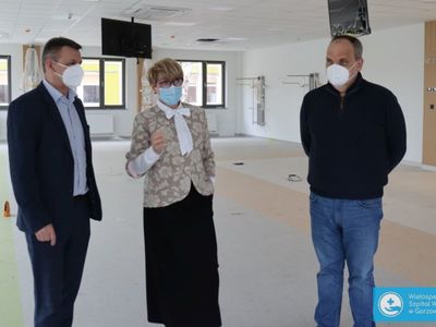 Prezes gorzowskiego szpitala, Jerzy Ostrouch (z prawej), wiceprezes Robert Surowiec oraz marszałek Elżbieta Anna Polak 